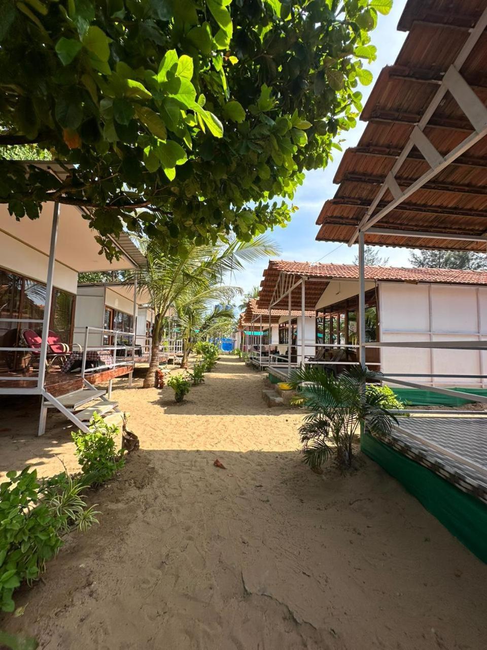 Mountain Palm Patnem Beach Exterior photo